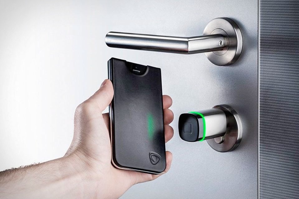 Un smartphone qui déverrouille une serrure de porte connectée